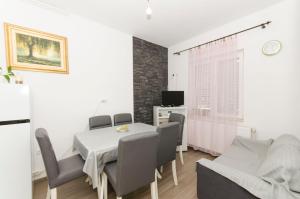 a dining room with a table and chairs at Apartment Ruza in Sobra