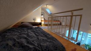 Postel nebo postele na pokoji v ubytování Ruhiges & zentrales Loft in Lörrach