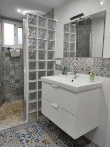 y baño con lavabo blanco y ducha. en La casa del barrio en Mijas