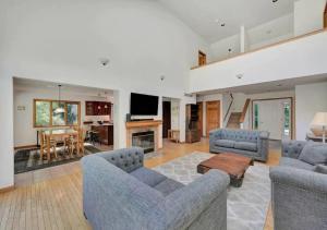 un soggiorno con 2 divani e un tavolo di Wonderful 6 Bedroom Home At Hamptons a Noyack