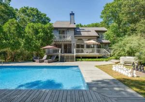 una casa con piscina di fronte a una casa di Wonderful 6 Bedroom Home At Hamptons a Noyack