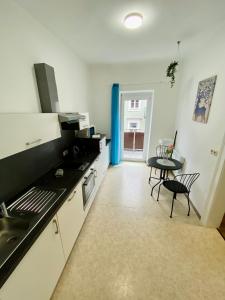 kuchnia z kuchenką i stołem w obiekcie Abschalten im Zentrum von Bad Ischl w mieście Bad Ischl