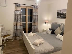 1 dormitorio con 1 cama con toallas en Ferienwohnung Schmetterer, en Schliersee