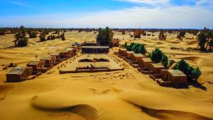 una vista aerea di un deserto con un edificio all'interno di Camp Sahara Majestic a M'Hamid