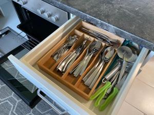 un cajón lleno de utensilios en la cocina en Exclusive Maisonette 90qm Parkplatz Balkon Citynah, en Seevetal