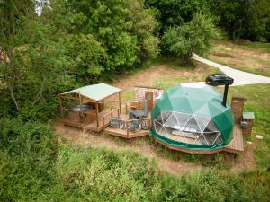 einen Luftblick auf einen Pavillon mit einem Zelt in der Unterkunft Luna Domes in Chiddingstone