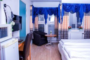 Postel nebo postele na pokoji v ubytování Euroway Hotel