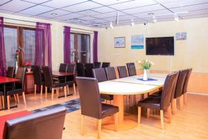 TV a/nebo společenská místnost v ubytování Euroway Hotel