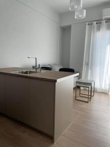 een keuken met een wastafel en een aanrecht bij October Luxury Apartments in Ioannina