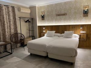 Postel nebo postele na pokoji v ubytování Alameda Hostal Boutique