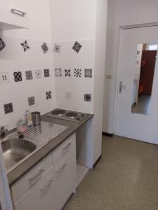 Kuchyňa alebo kuchynka v ubytovaní Studio SuperDévoluy dans batiment Bois D'Aurouze au pied des pistes