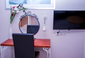 TV a/nebo společenská místnost v ubytování Euroway Hotel