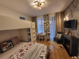 una camera con letto a castello e un soggiorno di Pinewood ANG Apartment, Semiramida Borovets Hills a Borovets