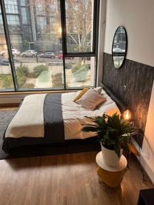 聖塞巴斯蒂安德洛斯雷耶斯的住宿－Beautiful Bright Loft，一间卧室设有一张床和一个大窗户