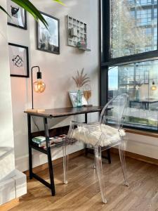 einen Schreibtisch und einen Stuhl in einem Zimmer mit Fenster in der Unterkunft Beautiful Bright Loft in San Sebastián de los Reyes