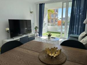 TV a/nebo společenská místnost v ubytování Sunny Apartment Tanife by Yumbo