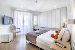 una camera bianca con un grande letto e un tavolo di Lisbon Terrace Suites Special for Groups a Lisbona