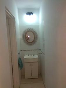 Baño pequeño con lavabo y espejo en NUESTRO DEPARTAMENTO en Godoy Cruz
