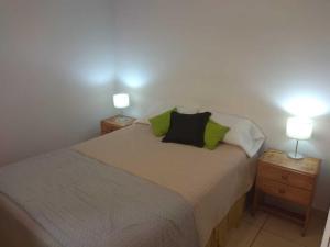 1 dormitorio pequeño con 1 cama con 2 mesitas de noche en NUESTRO DEPARTAMENTO en Godoy Cruz