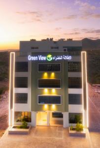 Green View Hotel, Jabal Akhdar في Jabal Al Akhdar: مبنى عليه لوحه اطلاله خضراء