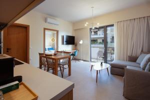 un soggiorno con divano e tavolo di 7 City Luxury Apartments a Rethymno