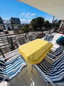 uma mesa amarela e cadeiras numa varanda em Maravillosa Casa Con Piscina y Vista al Mar em Concón