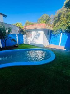 una piscina en el patio de una casa en Maravillosa Casa Con Piscina y Vista al Mar en Concón