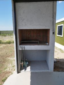 un horno de hormigón con utensilios dentro en Cabaña Buenos Recuerdos II en Villa Santa Cruz del Lago