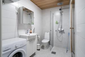 Ένα μπάνιο στο Hiisi Homes Järvenpää +48 φωτογραφίες