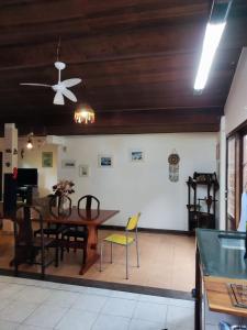 comedor con mesa, sillas y techo en Tropical Paradise House, en Ubatuba