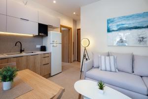 ein Wohnzimmer mit einem Sofa und einer Küche in der Unterkunft 7 City Luxury Apartments in Rethymno