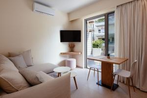 ein Wohnzimmer mit einem Sofa und einem Tisch in der Unterkunft 7 City Luxury Apartments in Rethymno