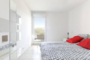 Łóżko lub łóżka w pokoju w obiekcie PGH N7- 100m de la Plage, Vue Mer & Parking Privé