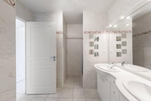 Łazienka w obiekcie PGH N7- 100m de la Plage, Vue Mer & Parking Privé