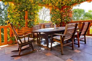 drewniany stół i krzesła na patio w obiekcie Holiday Home Grga-Three Bedroom House with Swimming Pool w mieście Gornja Voća