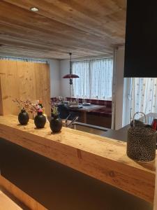una cocina con una encimera con jarrones. en Davos, Residenz Meierhof, Chasa Hubertus, en Davos