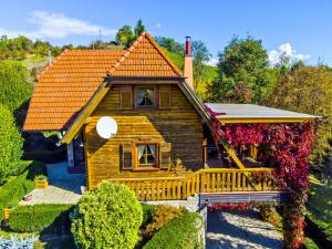 mały dom z gankiem i dachem w obiekcie Holiday Home Grga-Three Bedroom House with Swimming Pool w mieście Gornja Voća
