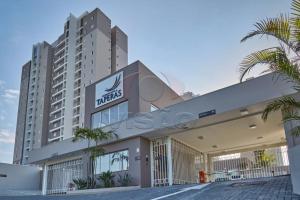 a view of the mgm hotel from the street at Apê aconchegante e seguro in Salto