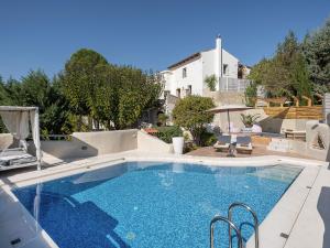 una piscina en un patio con una casa en Verekinthos Villa, a Fine Country Retreat, By ThinkVilla, en Yerolákkos