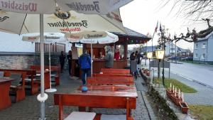 un restaurante con mesas y sombrillas en una calle en Hotel & Restaurant - Zum Schleicher Kuckuck, en Schleich