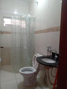 uma casa de banho com um WC, um chuveiro e um lavatório. em ChezElo em Extremóz