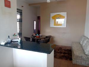 a kitchen and living room with a counter and a table at ChezElo in Extremóz