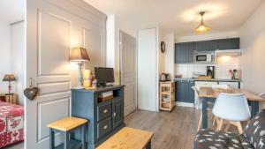 Kleines Apartment mit einer Küche und einem Wohnzimmer. in der Unterkunft Les Tetras - 63 - Studio moderne - 4 pers in Saint-Sorlin-dʼArves