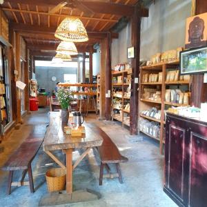 una habitación con una mesa de madera y bancos en una tienda en Anstay Homestay & Apartment, en Da Nang