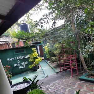 un patio con una señal que dice feliz Navidad y Año Nuevo en Susee Villa, en Bentota