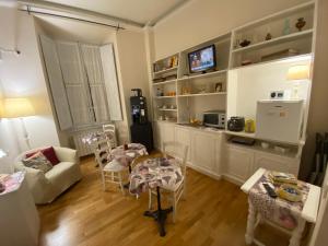 フィレンツェにあるルレ デル デュオーモのリビングルーム(ソファ、テーブル、椅子付)