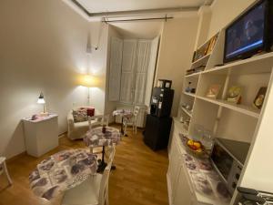 a living room with a television and a table at Relais Del Duomo in Florence