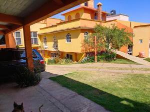 Jilotepec的住宿－Casa Granada Jilotepec，狗坐在房子前面