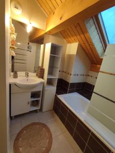 un bagno con lavandino e vasca da bagno di Appartement plein centre village, vue montagnes, proximité immédiate lac a Doussard
