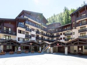 a large building with a courtyard in front of it at Appartement Val-d'Isère, 4 pièces, 6 personnes - FR-1-694-139 in Val-d'Isère